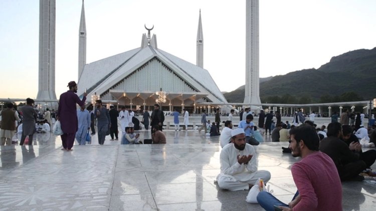 Pakistan'daki Faysal Camii'nde iftar buluşmaları geleneği sürüyor