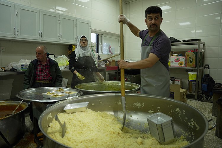 Erbil ve Süleymaniye'deki camilerin aşevleri ramazanda toplu iftar geleneğini sürdürüyor