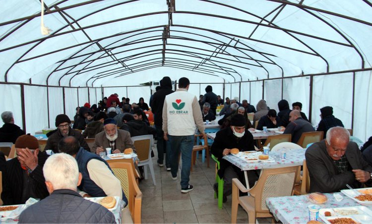 Umut Kervanı iftar çadırı, deprem bölgesinde hizmet vermeye devam ediyor
