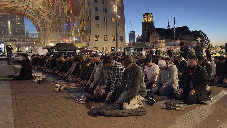 Hollanda'da yüzlerce üniversiteli genç, sokak iftarında buluştu