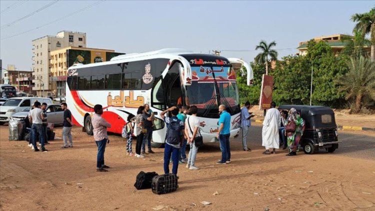 Sudan'dan 1600'ü aşkın Türkiye vatandaşı otobüslerle Etiyopya'ya taşındı