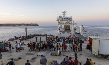 İngiltere'de göçmenlere yer bulamayan hükümet gemileri kullanma kararı aldı