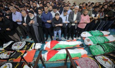 Gazze şehitlerinin cenazeleri büyük kalabalıkların katıldığı törenlerle kaldırıldı