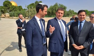 Siyonist rejimin sözde parlamento üyelerinden Mescidi Aksa'ya baskın