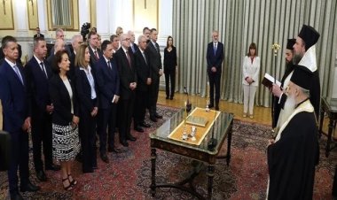 Yunanistan'daki geçici hükümetin bakanları papazların huzurunda yemin ederek göreve başladı