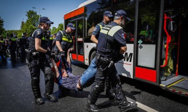 Hollanda'da yolu kapatarak eylem yapan 1579 çevreci gözaltına alındı