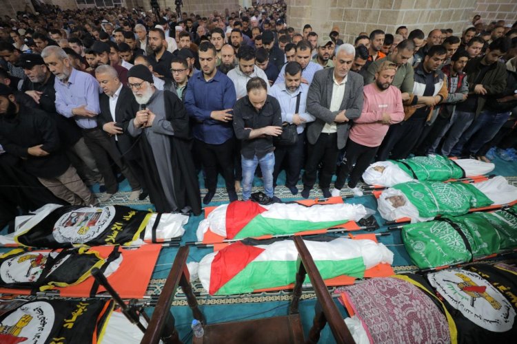 Gazze şehitlerinin cenazeleri büyük kalabalıkların katıldığı törenlerle kaldırıldı