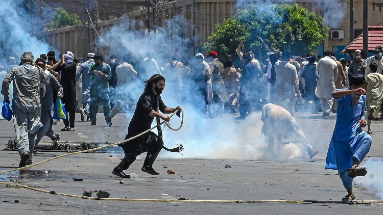 Pakistan'da İmran Han gerginliği tırmanıyor: 8 ölü, bin gözaltı