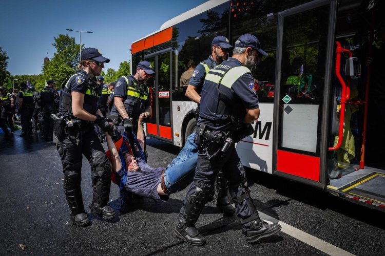 Hollanda'da yolu kapatarak eylem yapan 1579 çevreci gözaltına alındı