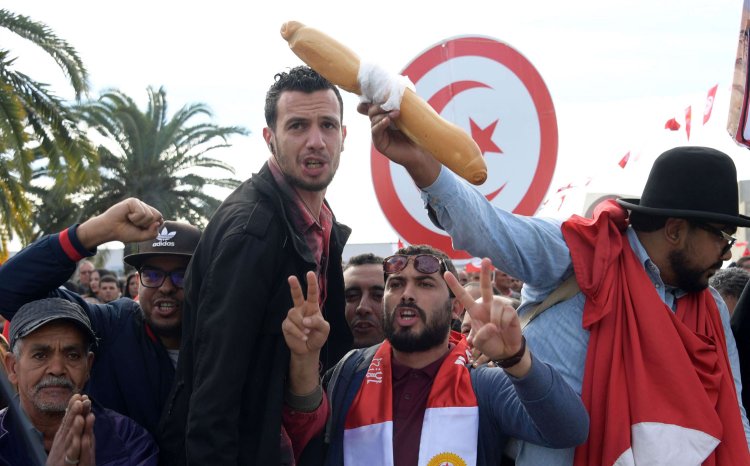 Tunus ekonomik ve sosyal çöküşün eşiğinde