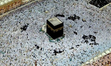 Yüz binlerce hacı adayı, cuma namazını Mescid-i Haram'da eda etti