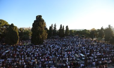 Mescid-i Aksa'da bayram namazı 100 bin kişiyle kılındı