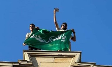 Bağdatlı Müslümanlar İsveç Büyükelçiliği'ni bastı