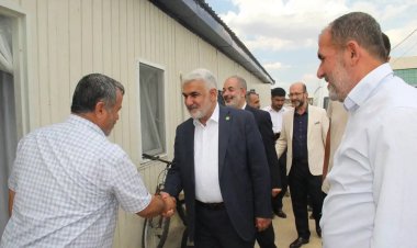 Yapıcıoğlu, konteyner kentteki depremzedelerle bayramlaştı