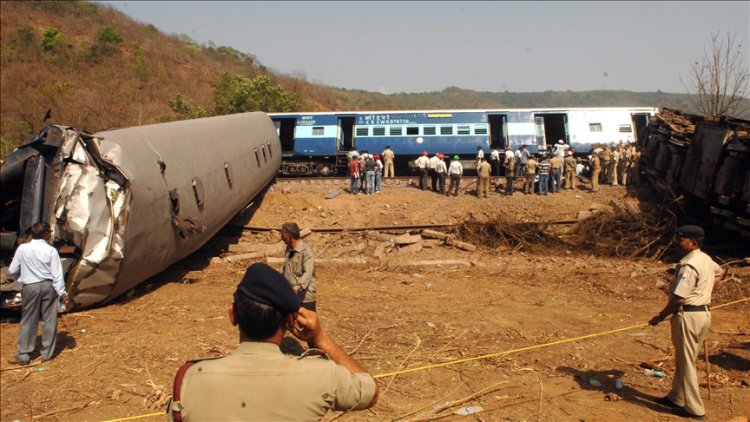 Hindistan'da tren kazası: 288 kişi öldü