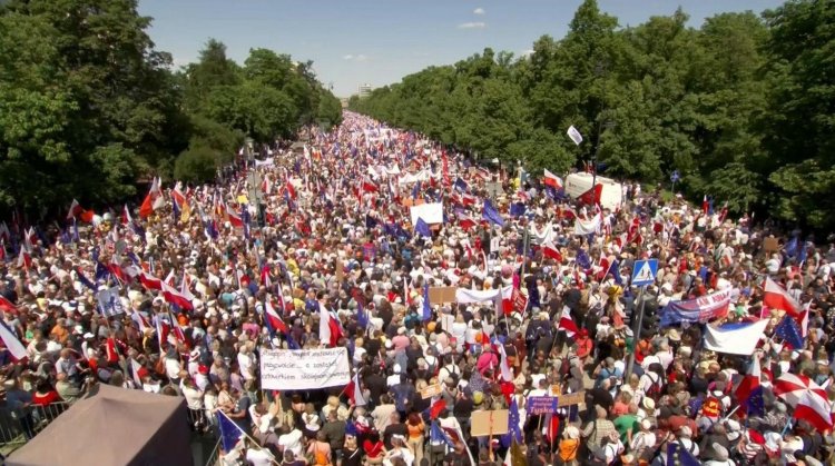 Polonya'daki büyük siyasi protestoya 500 bin kişinin katıldığı belirtildi