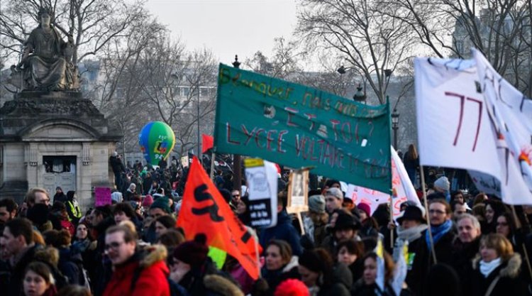 Fransa'da emeklilik yaşını yükselten reforma karşı ülke genelinde protestolar düzenleniyor