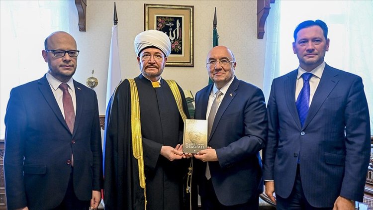 Erdoğan'ın “Daha Adil Bir Dünya Mümkün” isimli kitabı Rusya Müslümanları Dini İdaresi Başkanı’na verildi