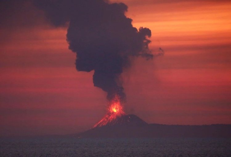 Endonezya'da Anak Krakatau Yanardağı faaliyete geçti