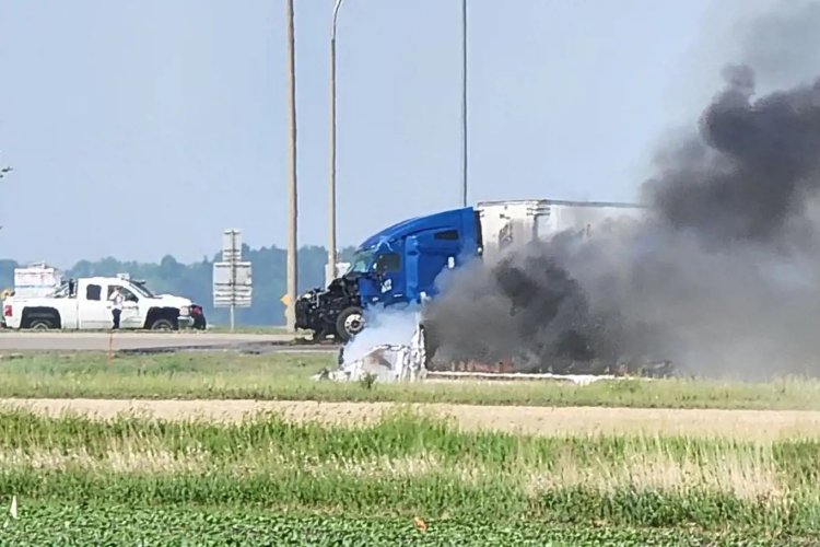 Kanada'da tırla servis aracı çarpıştı: 15 ölü