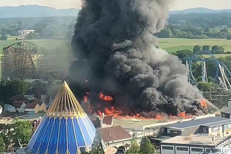 Almanya'nın en büyük parkı olan Europa-Park'ta yangın çıktı, binlerce kişi tahliye edildi