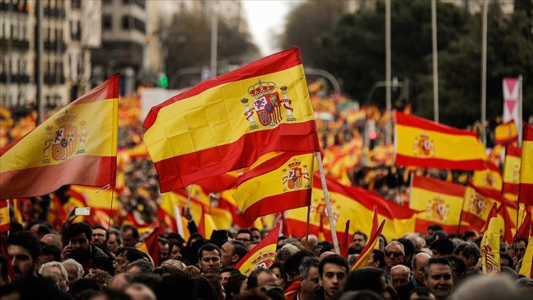 İspanya'da erken genel seçimler öncesinde anketler, aşırı sağın iktidara gelebileceğine işaret ediyor
