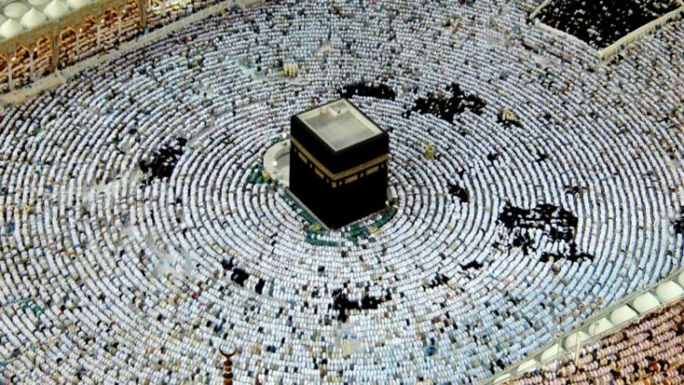 Yüz binlerce hacı adayı, cuma namazını Mescid-i Haram'da eda etti