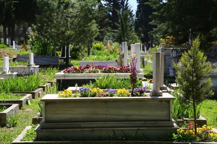 Unutulmuş sünnetler: Mezarlık ziyareti, sıla-i rahim ve komşuluk hakkı