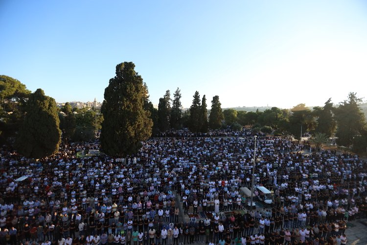 Mescid-i Aksa'da bayram namazı 100 bin kişiyle kılındı