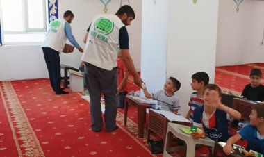 Umut Kervanı yaz Kur'an kurslarındaki çocuklara ikramda bulundu