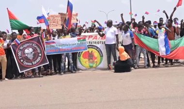 Nijer’de darbe destekçileri Rus bayrağı açıp Avrupa'ya meydan okudular