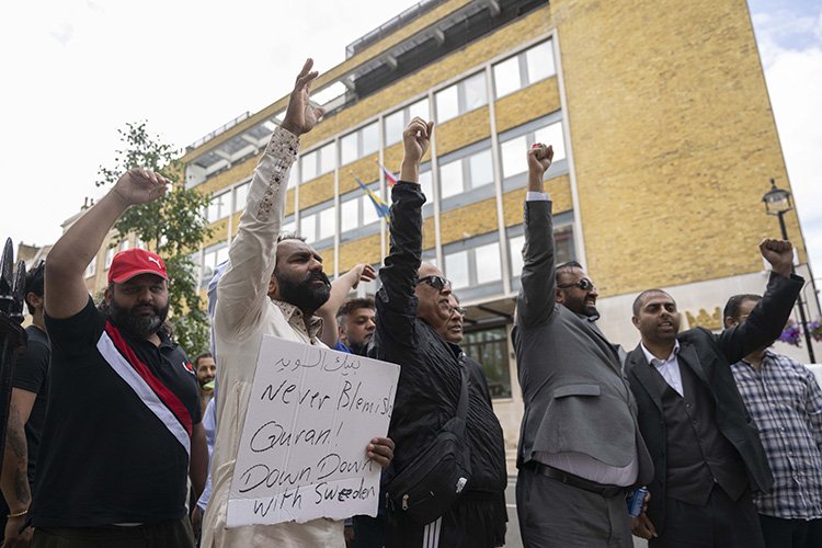 İsveç'te Kur'an-ı Kerim yakılması Londra'da protesto edildi