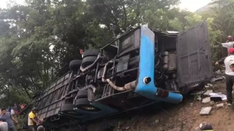 Meksika'da yolcu otobüsü devrildi: 8 ölü, 33 yaralı