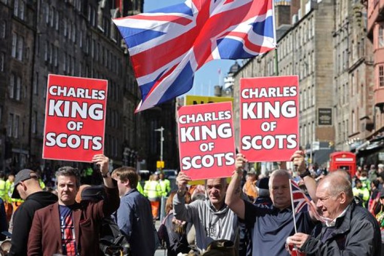 İngiltere Kralı 3. Charles ilk İskoçya gezisinde protestolarla karşılandı