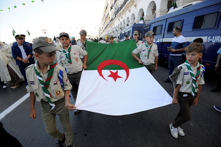 Cezayirliler, bağımsızlığın 61. yıl dönümünü kutluyor