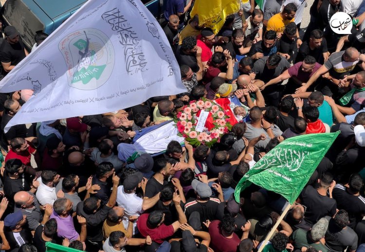 Hamas mensubu şehid Hamdan Salih Ramallah'da törenle toprağa verildi