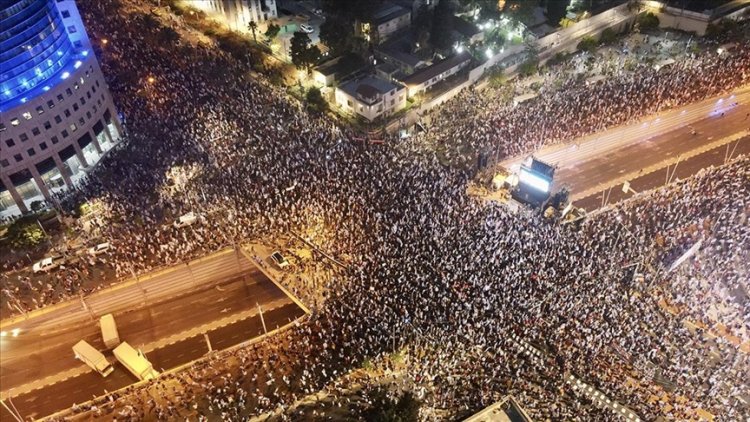 Tel Aviv’de on binlerce kişi aşırı sağcı Netanyahu hükümetini protesto etti