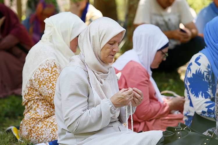 Bosna Hersek'teki savaşta kurşuna dizilen Srebrenitsalı 6 genç dualarla anıldı