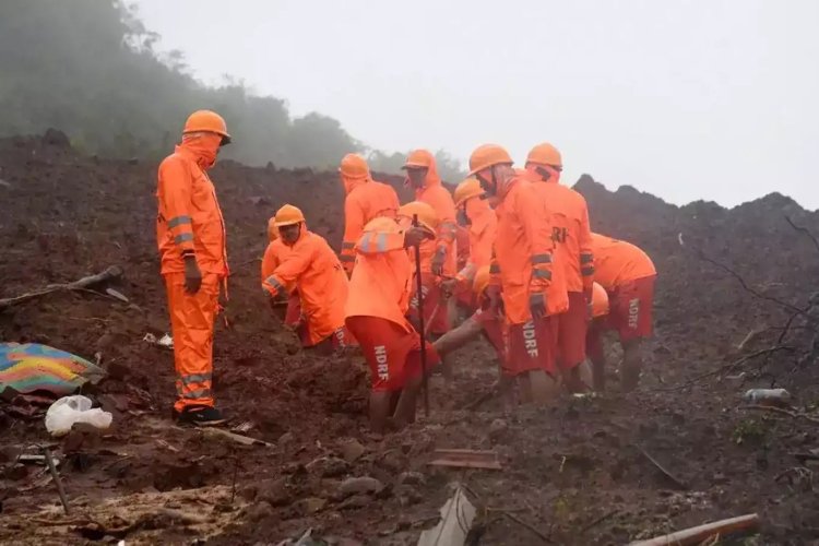 Hindistan'da heyelan sonucu kaybolan en az 100 kişi aranıyor