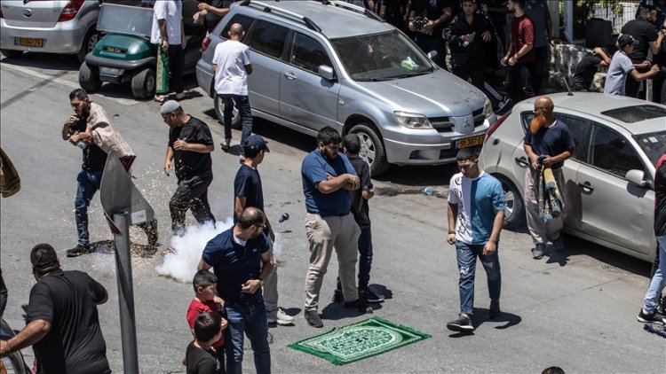 İşgalci İsrail polisi Doğu Kudüs'teki cuma namazına müdahale etti