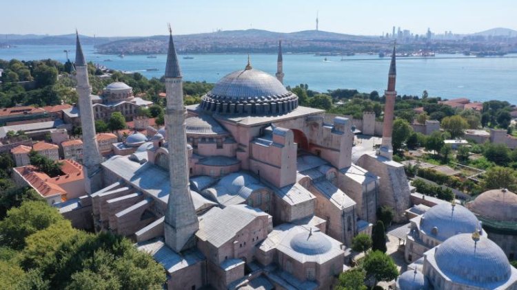 Erbaş, ibadete açılışının yıl dönümünde Ayasofya'da sabah namazı kıldırdı