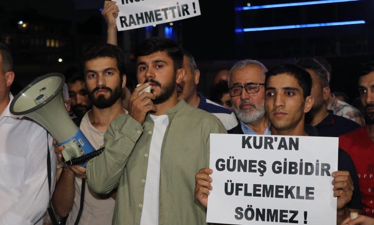 İstanbul halkı Kur'an-ı Kerim'e saldırıları lanetledi