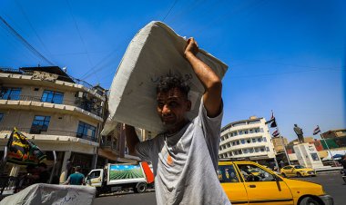 Irak'ta yevmiyeli işçiler eve ekmek götürmek için 50 derece sıcaklığa katlanıyor