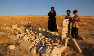 PKK/YPG'nin işkenceyle öldürdüğü oğlunun acısını elbiselerini koklayarak dindiriyor