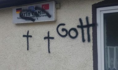 İslami kuruluşların temsilcileri, Almanya'da camilere yönelik artan saldırılar nedeniyle yetkilileri göreve davet etti