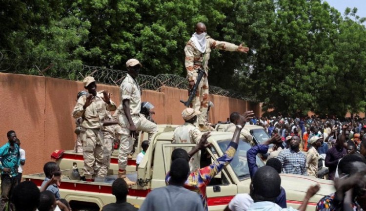 Fransa ECOWAS'a operasyon dayatıyor: Darbecilerin yarına kadar zamanı var