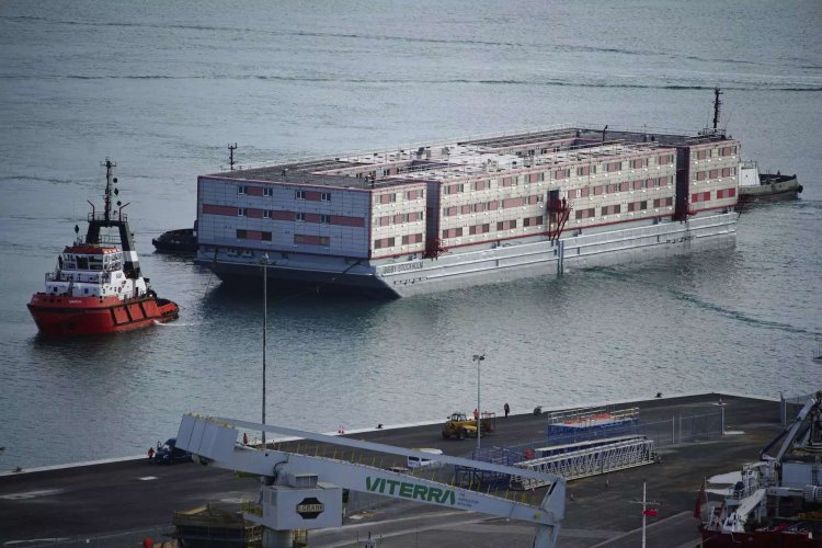 İngiltere, sığınmacıların kalacağı gemiye ilk grubu yerleştirmeye başladı