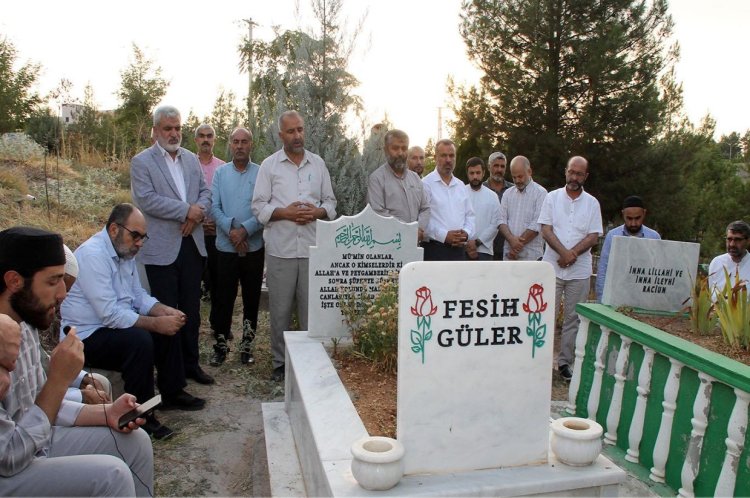 Ömrünü İslami davaya adayan Fesih Güler Hoca mezarı başında yad edildi