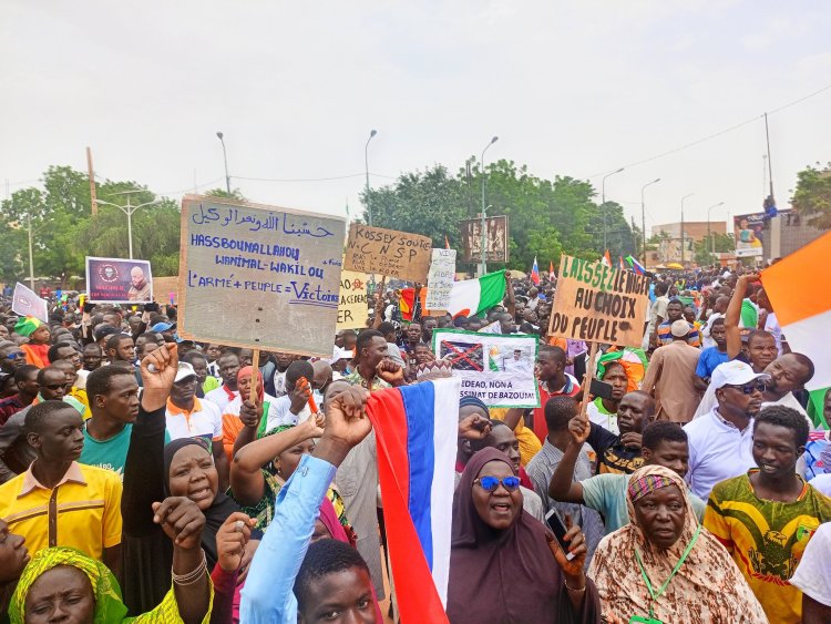 Nijer'de askeri yönetim destekçileri meydanlara çıktı