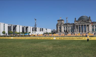 Almanya Federal Meclis önünde 75 metrelik "Yetim Sofrası" açıldı